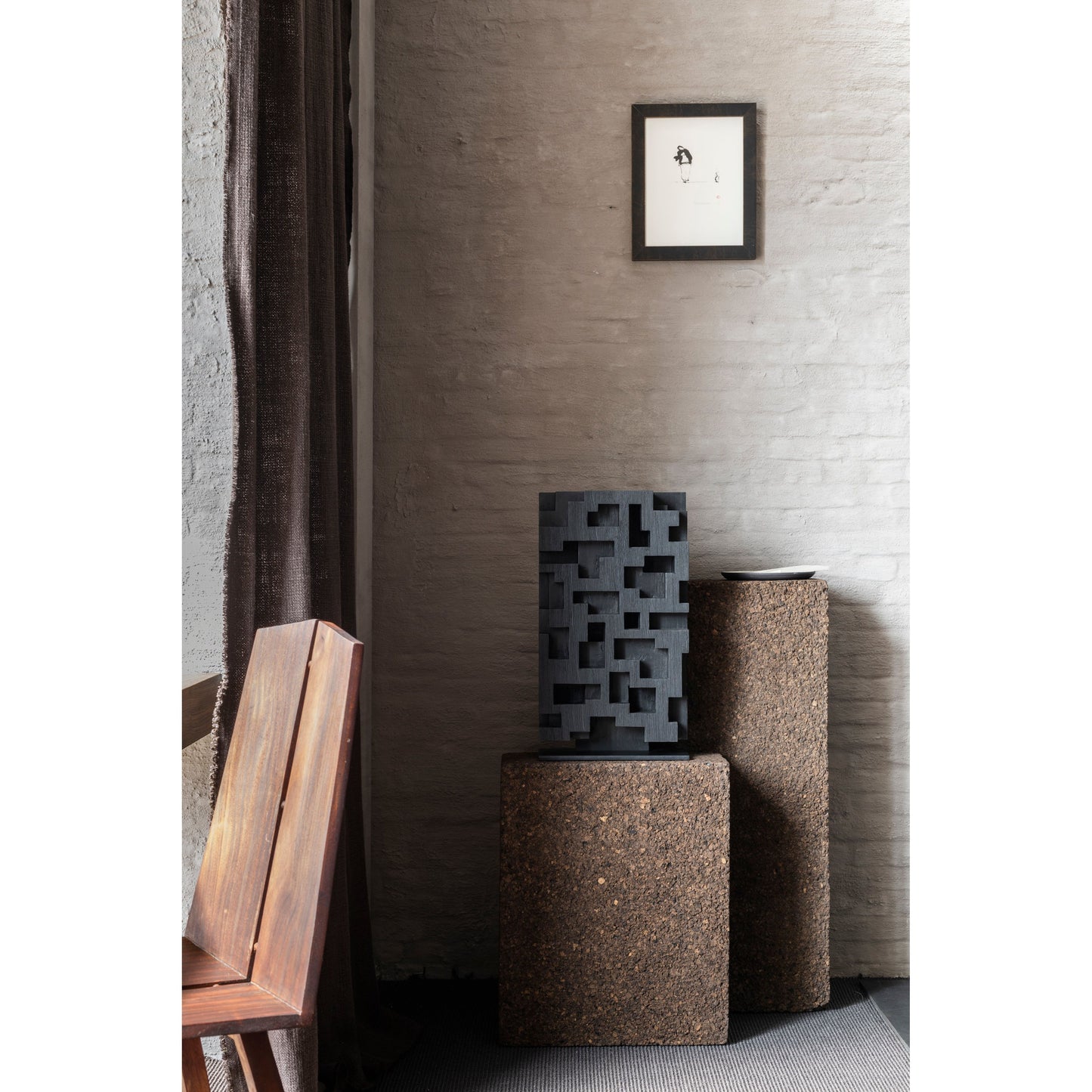 Modern_Shapes_wood Sculpture_Stele_M_black Alban_Lanore_on_plinth