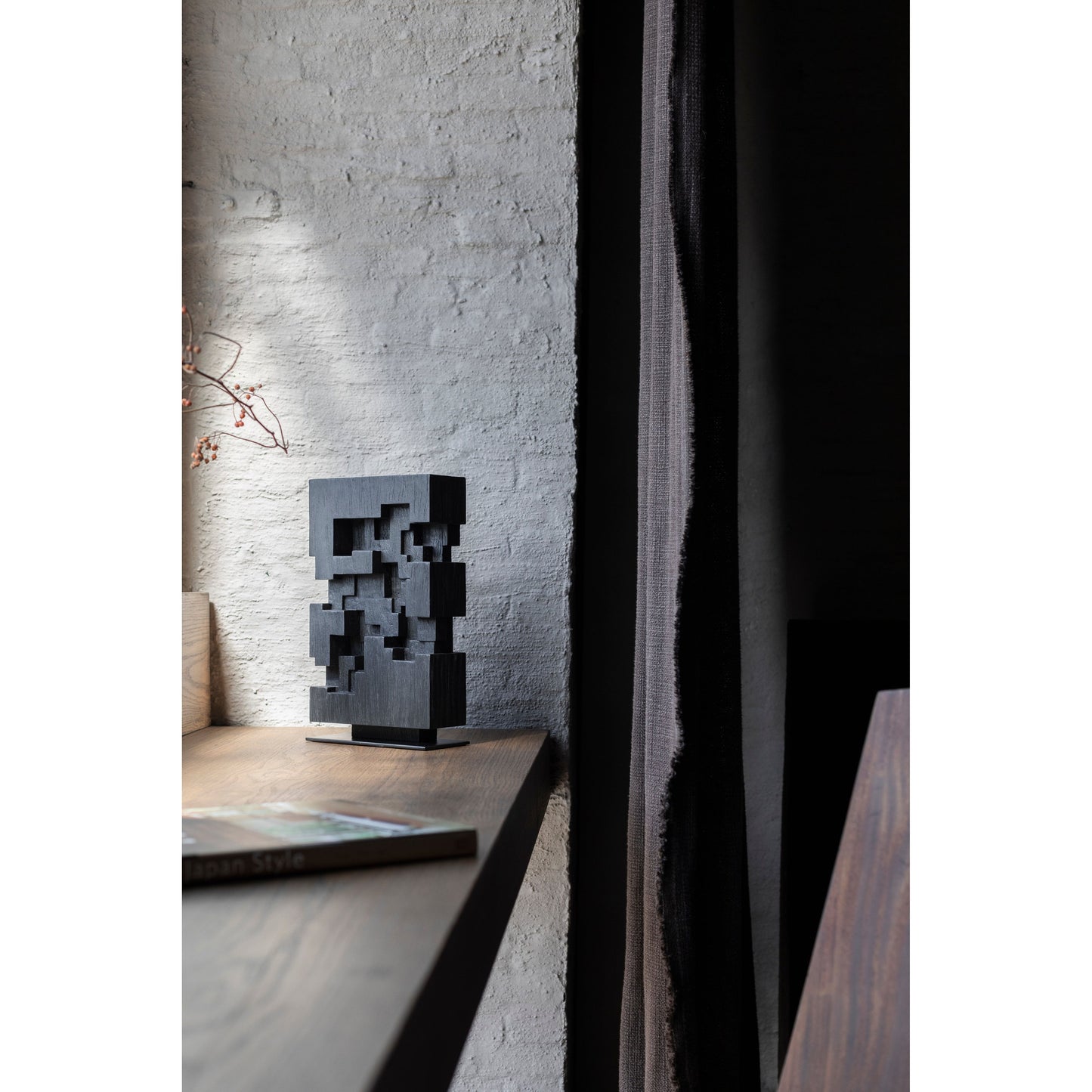 Modern_Shapes_wood Sculpture_Stele_M_black Alban_Lanore_table_setting