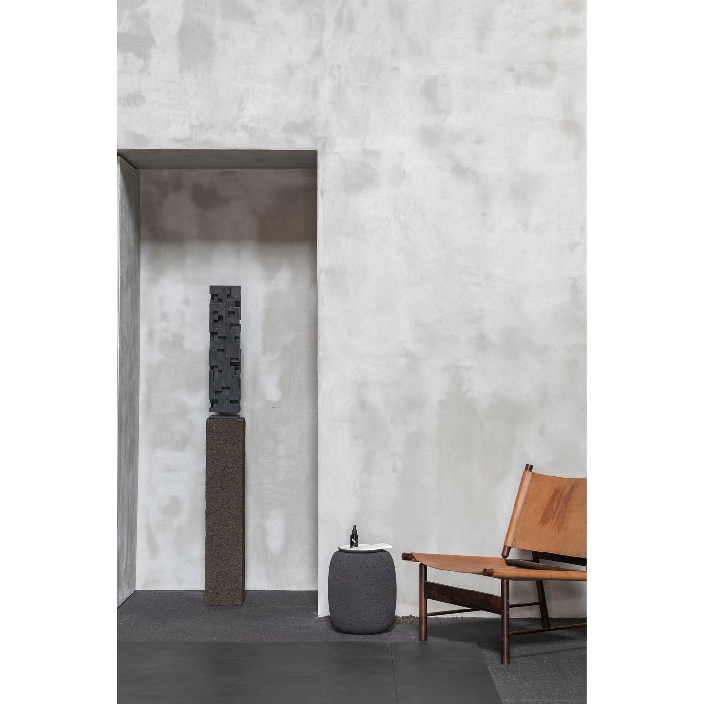 Modern_shapes_wood Sculpture_Colonne_black Alban_Lanore_sfeer