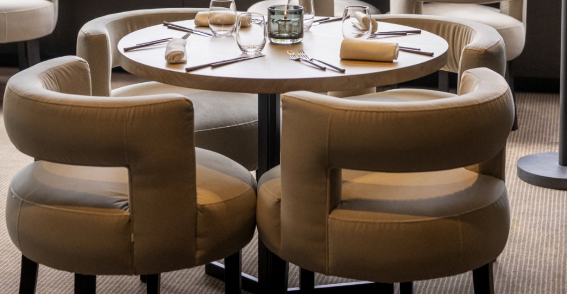 Scapa Home eetkamerstoel low dining 'Brent' restaurant setting 2