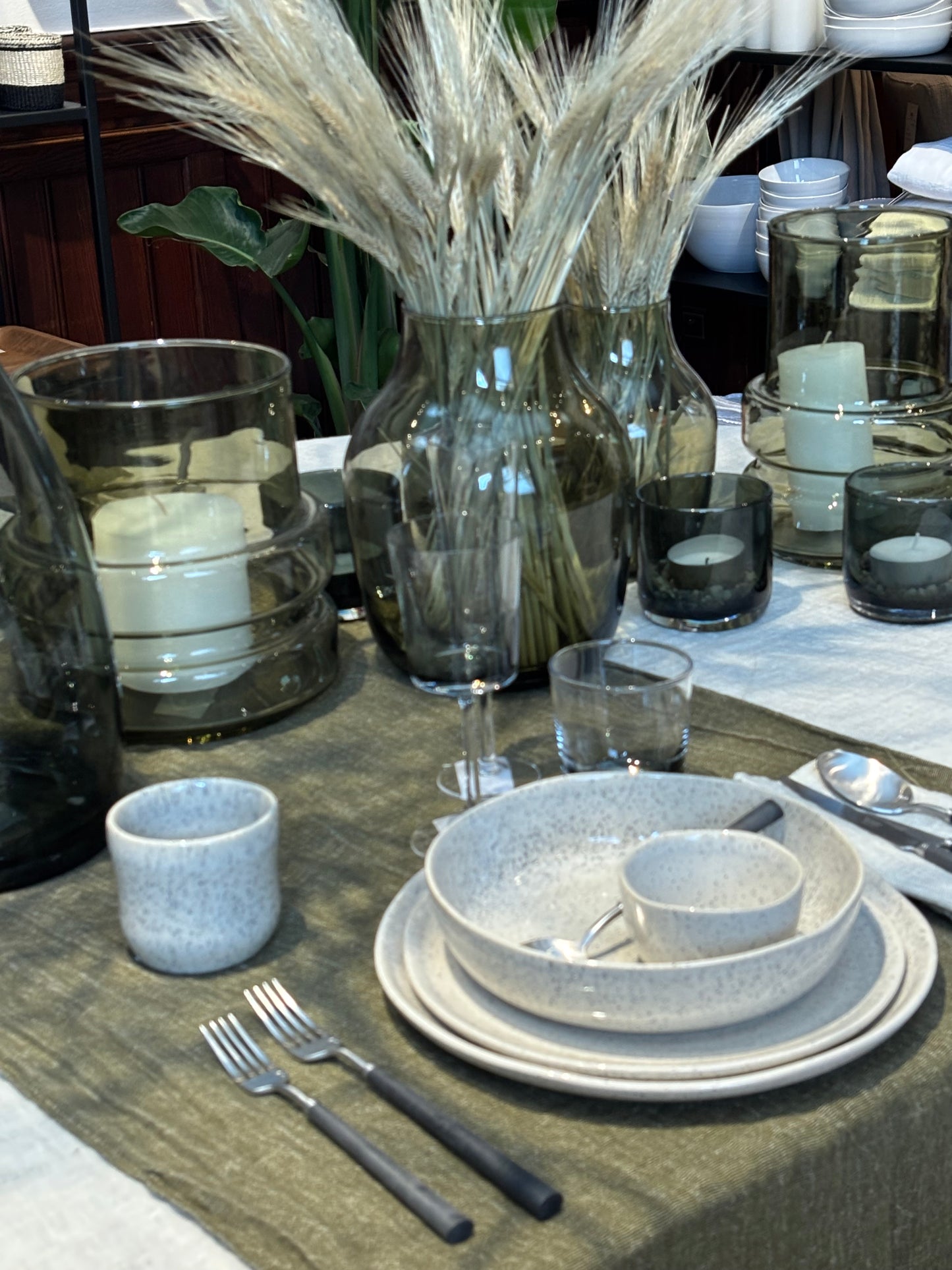 Scapa Home glazen vaas 'Gigi' in khaki groen tafel setting