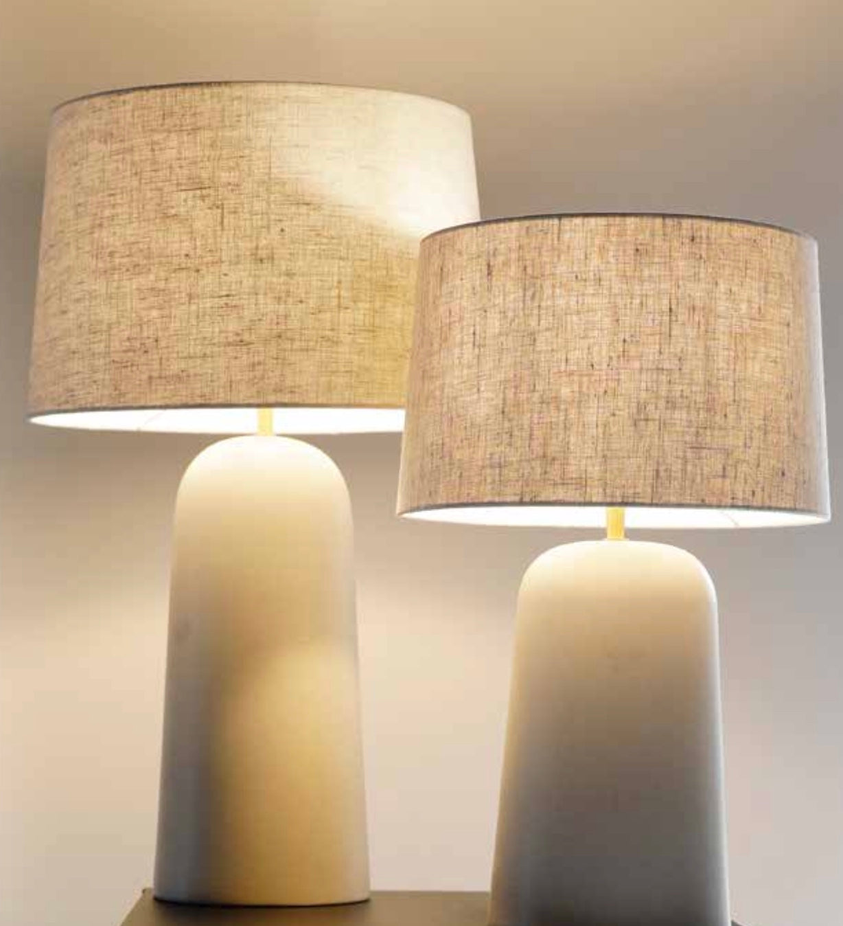 Scapa Home grote tafellamp 'Grano' met off white keramische voet en linnen kap twee groottes