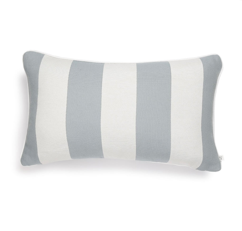 Scapa Home langwerpig buitenkussen ‘Rimini’ in brede blauw witte streep 40 x 60 cm
