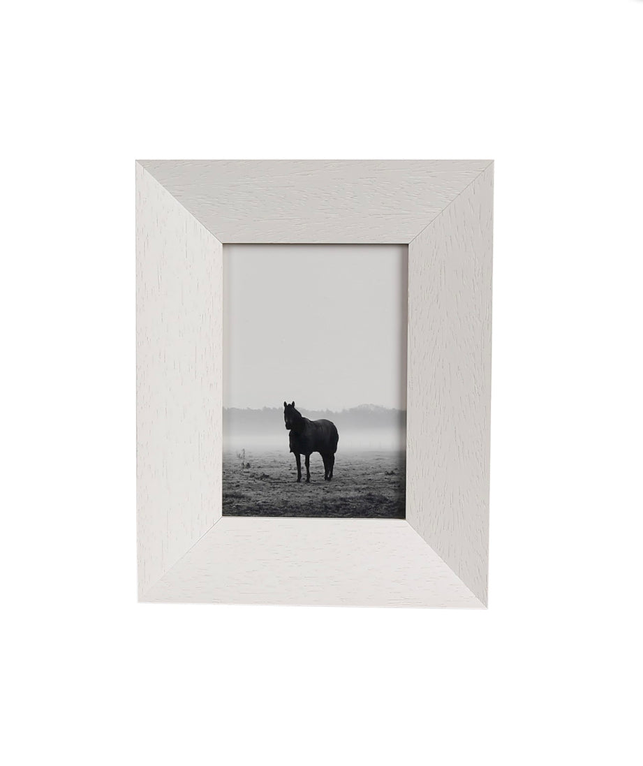 Scapa Home staande houten fotolijst 'Stefford' in wit gelakt wenge met brede taps toelopende rand