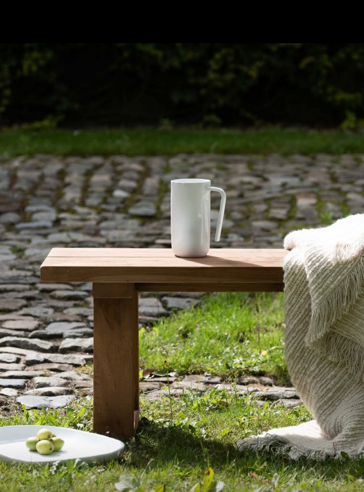 Scapa Home steengoed schenkkan 'Peneda' in kalkwit tuin setting