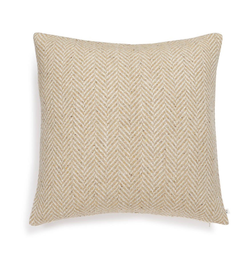 Scapa Home vierkant sierkussen ‘Alton' met visgraat patroon in camel