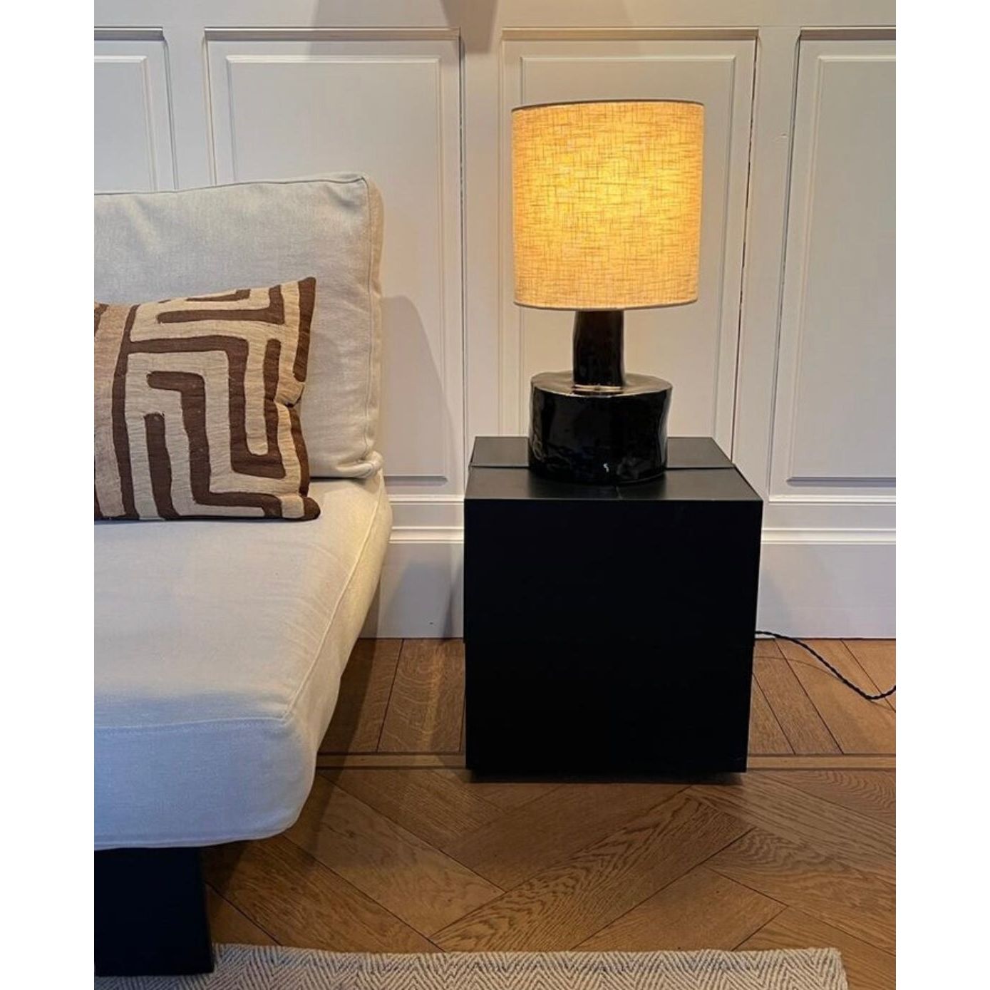 Serax_Table_ceramic_lamp_Black_Catherine-Marie_Michielsen_living_room_setting