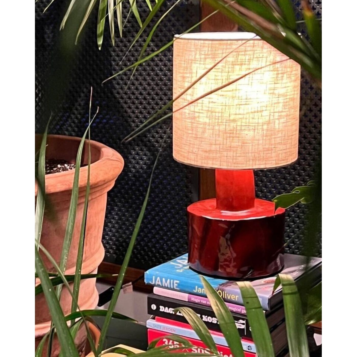 Serax_Table_ceramic_lamp_Red_Catherine-Marie_Michielsen_living_room_setting