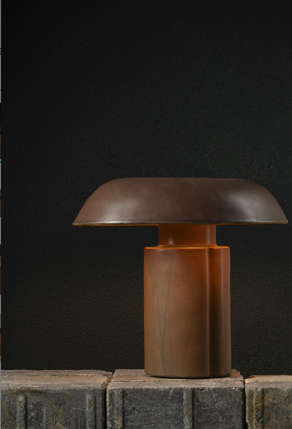 Serax by Anita Le Grelle keramische tafellamp 'Oliver' in oker lamp aan