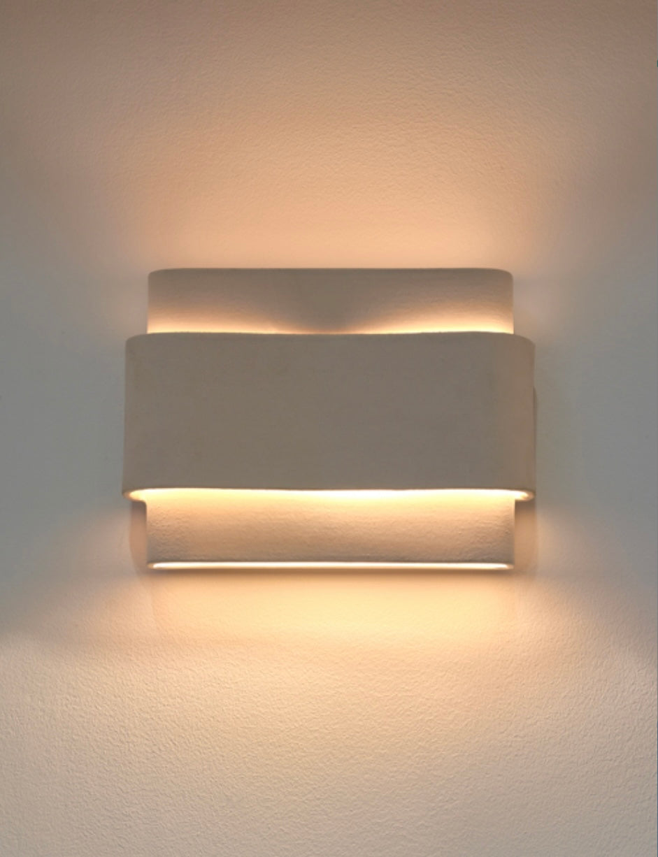 Serax by Anita Le Grelle keramische wandlamp 'Louis 02' in beige lamp aan vooraanzicht