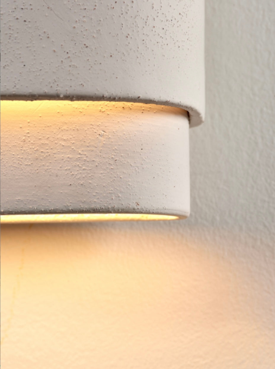 Serax by Anita Le Grelle keramische wandlamp 'Pierre' in beige lamp aan detail