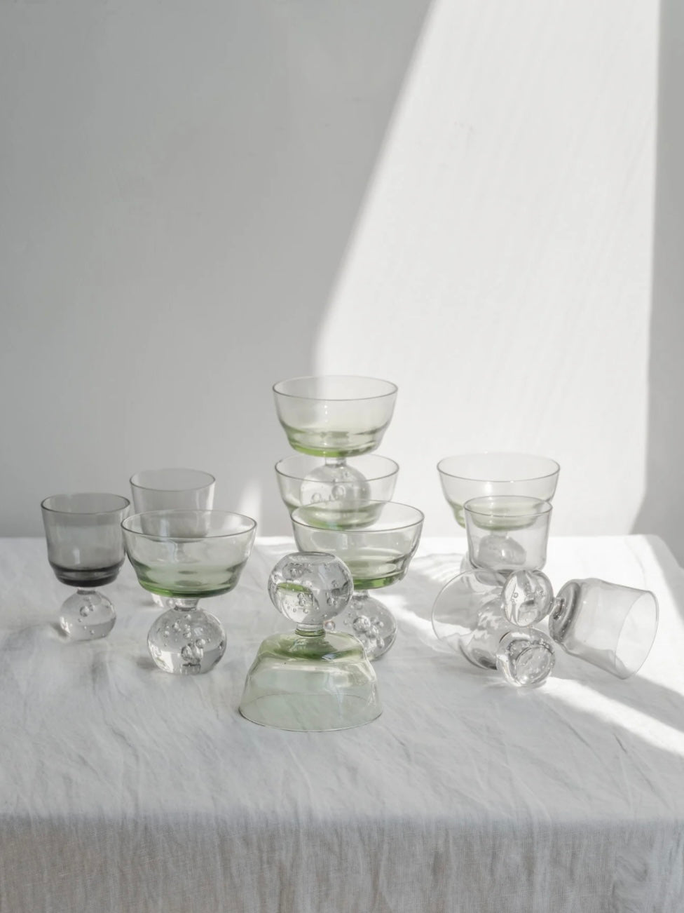 Serax by Bela Silva wijnglazen 'Eternal Snow' in grijs en groen op tafel