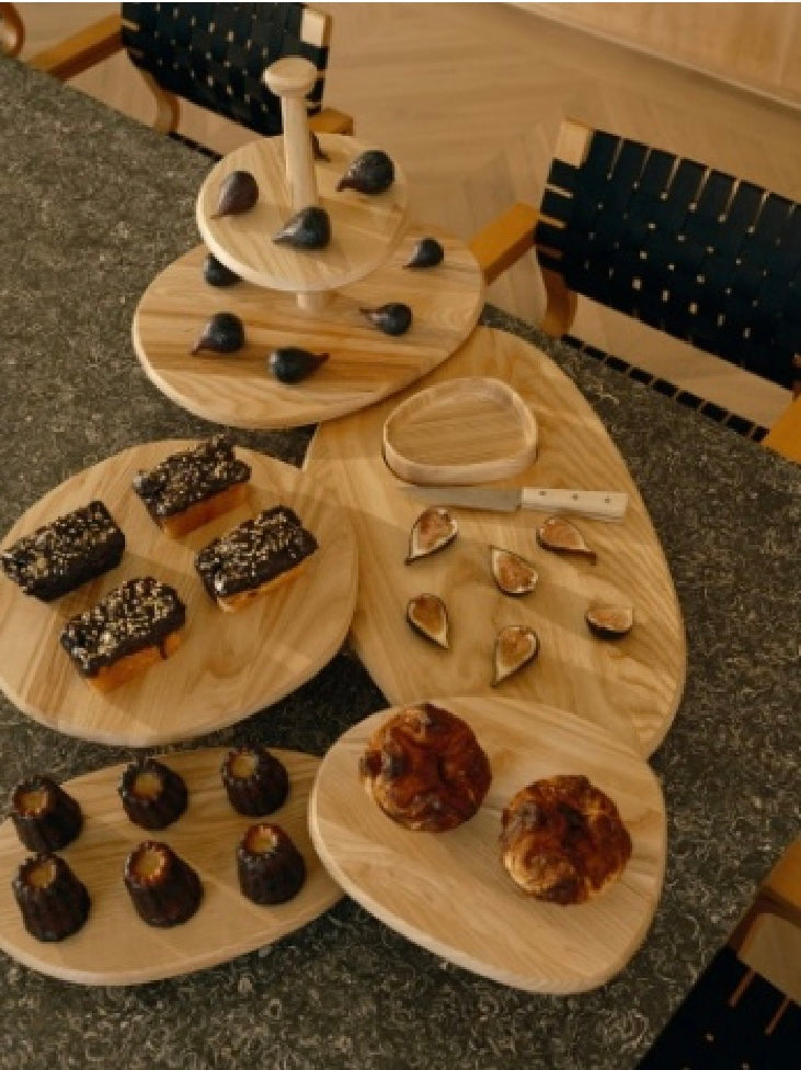 Serax by Kelly Wearstler hoge cake stand in blank essen hout sfeer foto