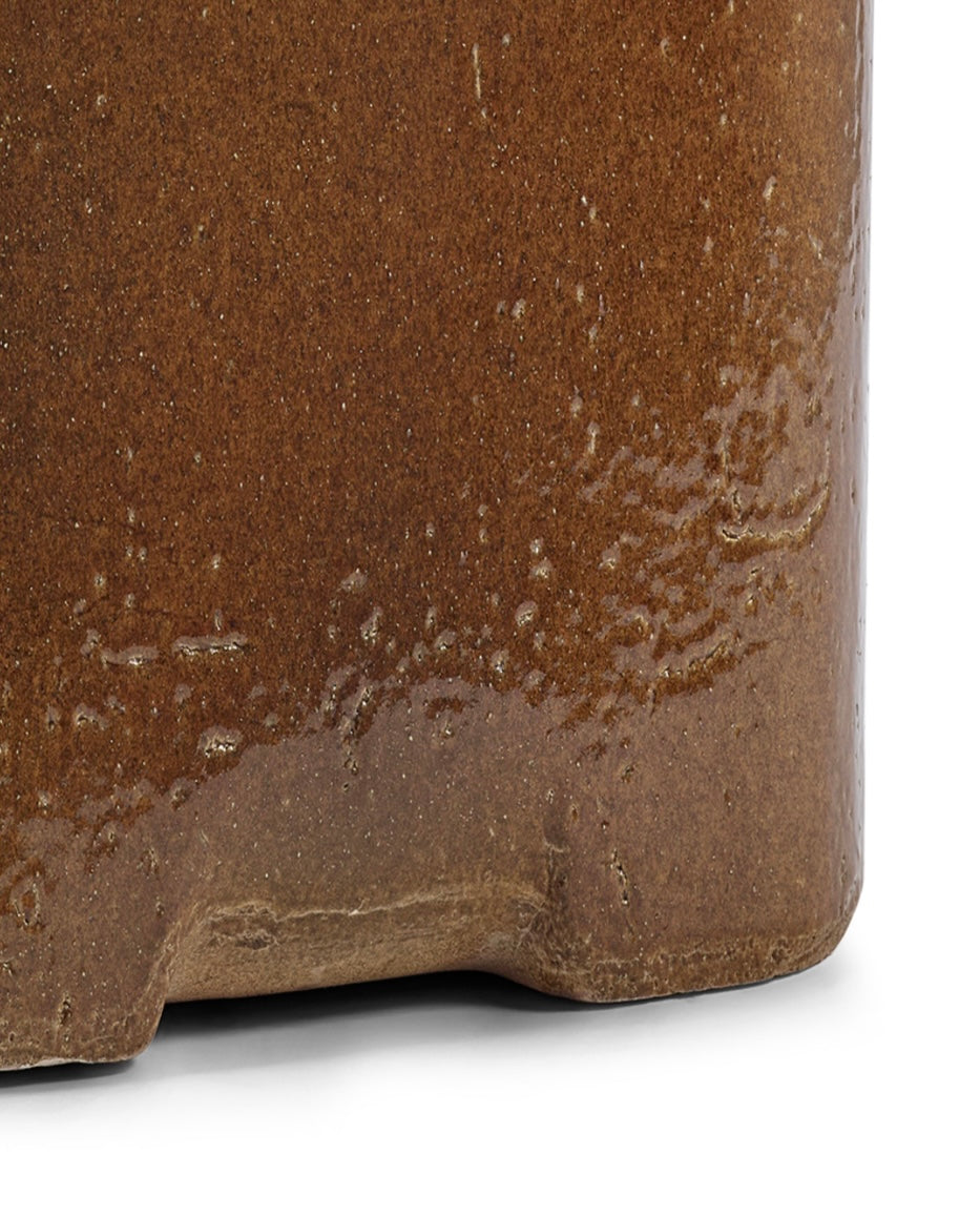Serax by Kelly Wearstler keramische outdoor planter 'Book high 04' in amber voet detail