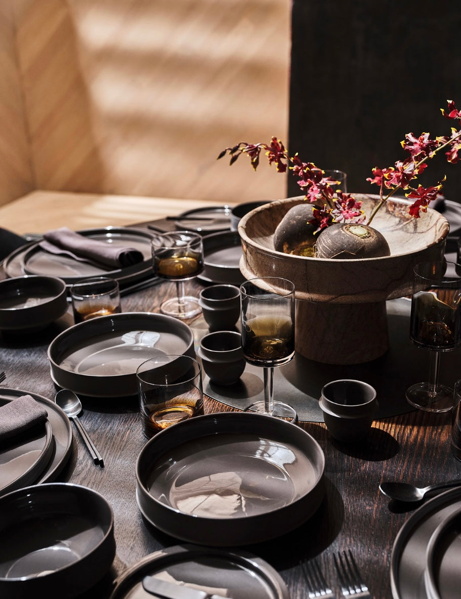 Serax by Kelly Wearstler marmeren schaal op voet tafel setting