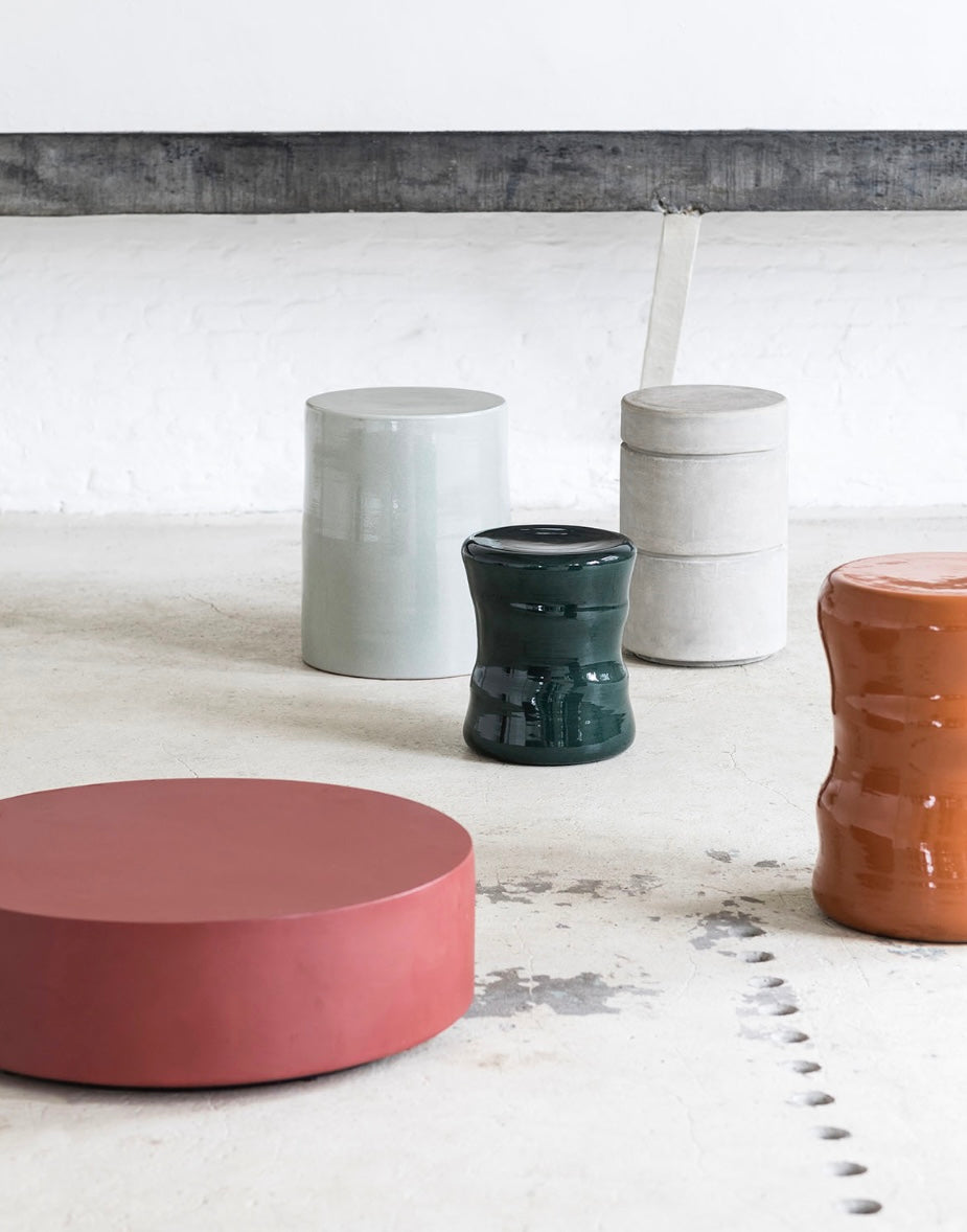 Serax by Marie Michielssen salontafel van glasvezel in rood zijaanzicht met Marie Michielssen pawn krukjes