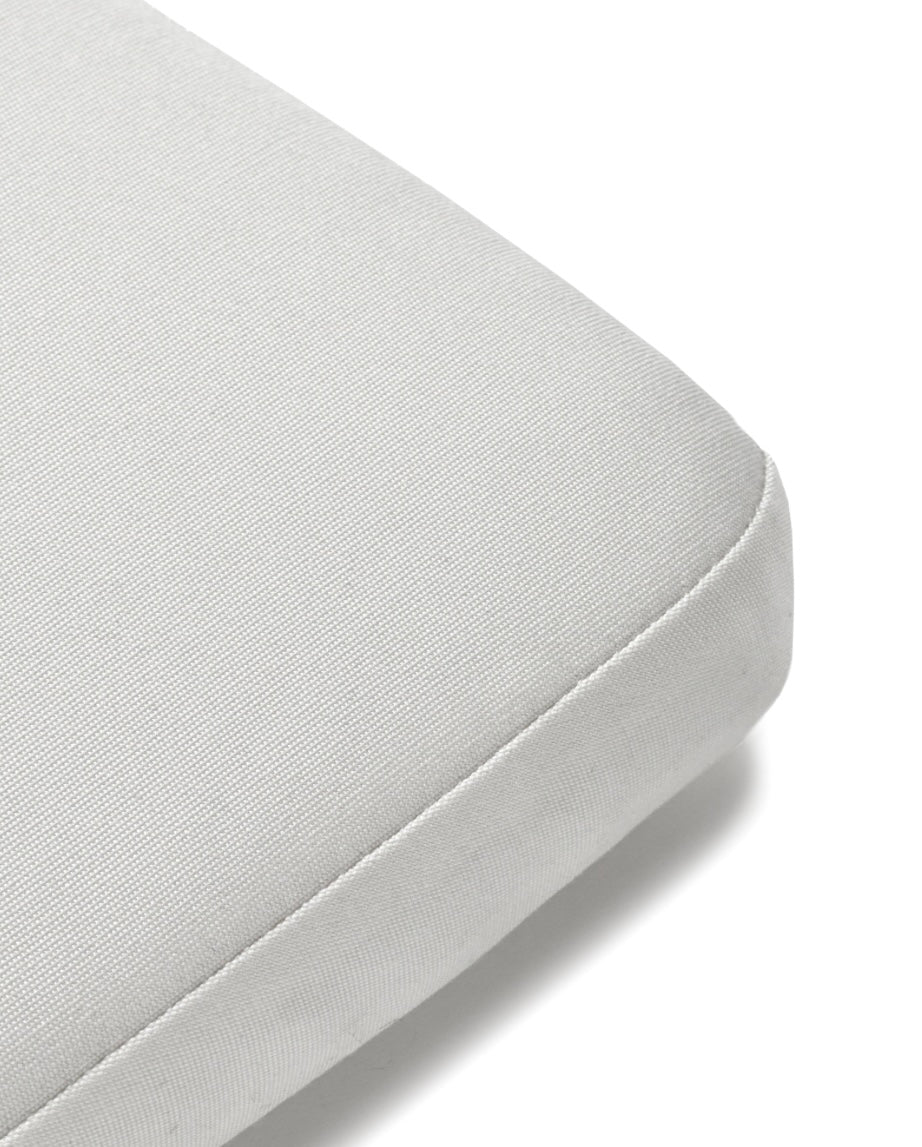 Serax_by_Piet_Boon_outdoor_aluminium_bistro_stoel_kusen in wit detail