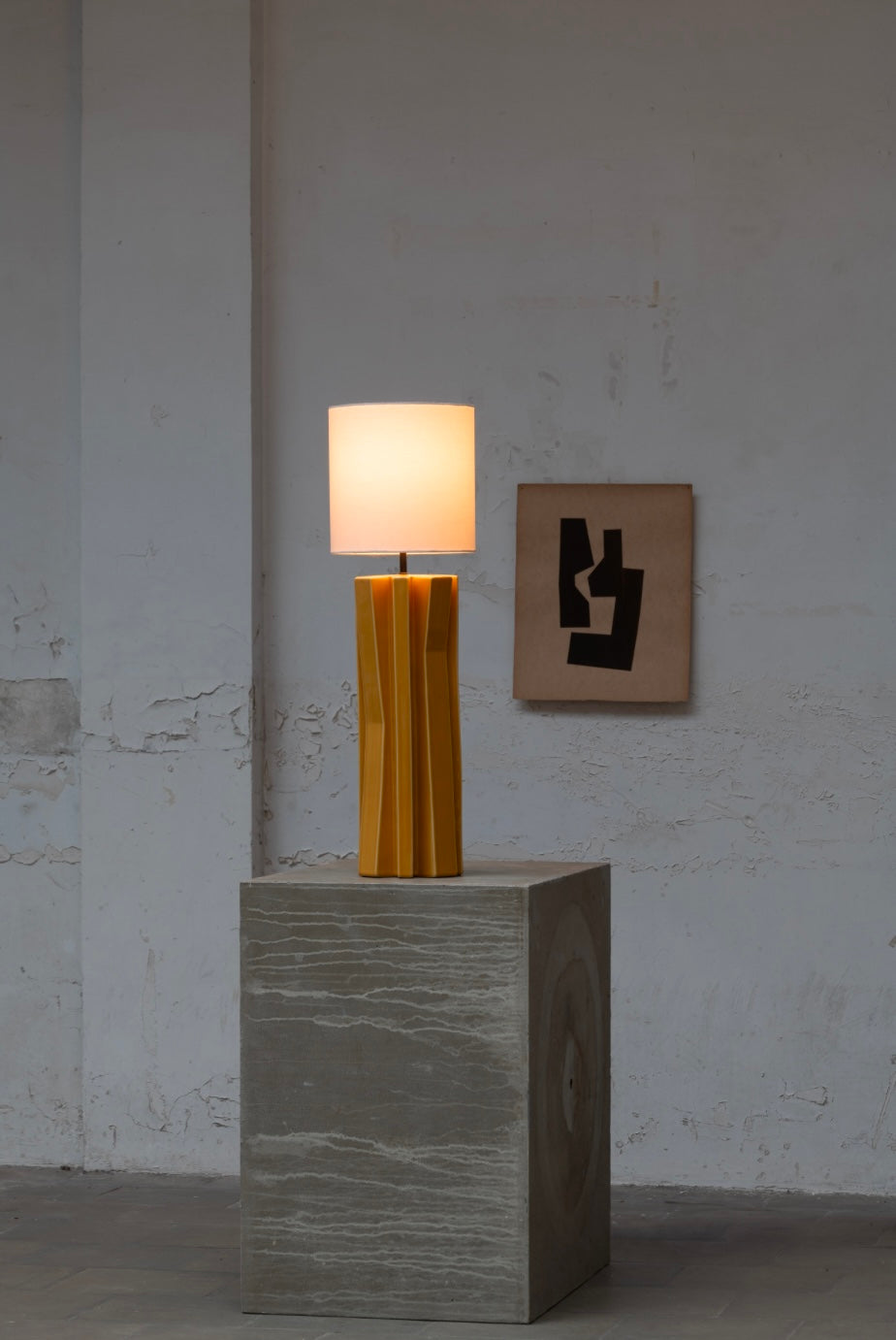 Serax hoge sculpturale keramische tafellamp in oker sfeer