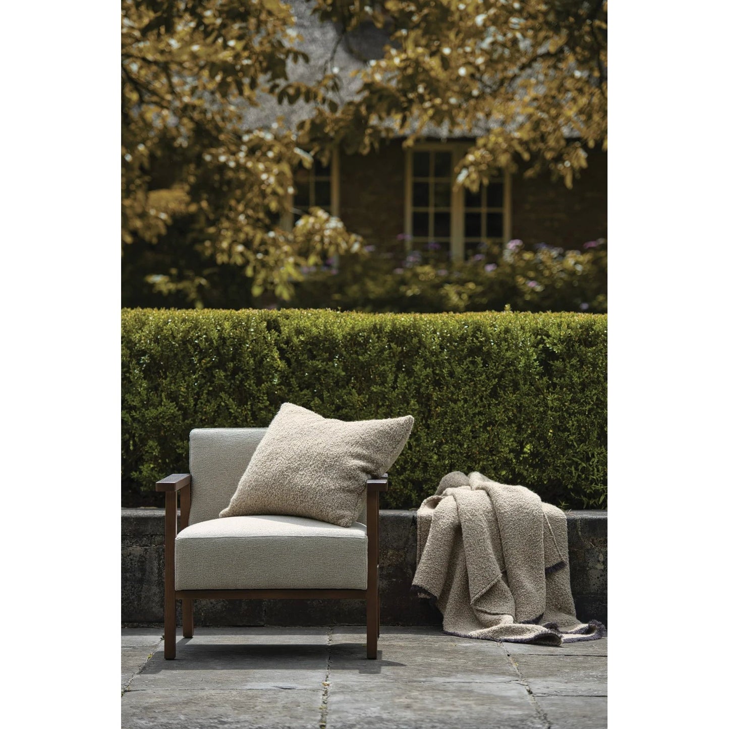 Scapa_Home_Alpone_oatmeal_outdoor_setting