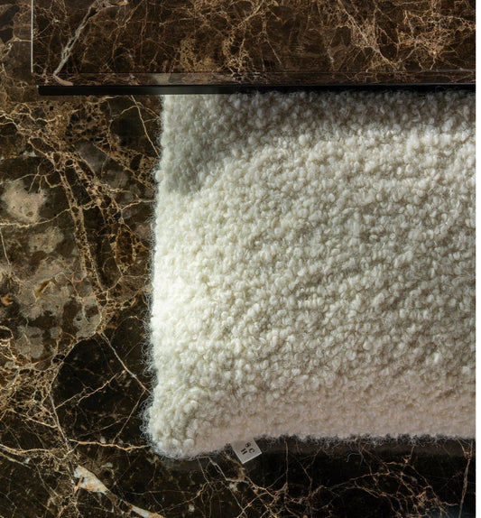 Scapa Home sierkussen ‘Aberdeen’ kalkwit 60 x 60 cm sfeerfoto