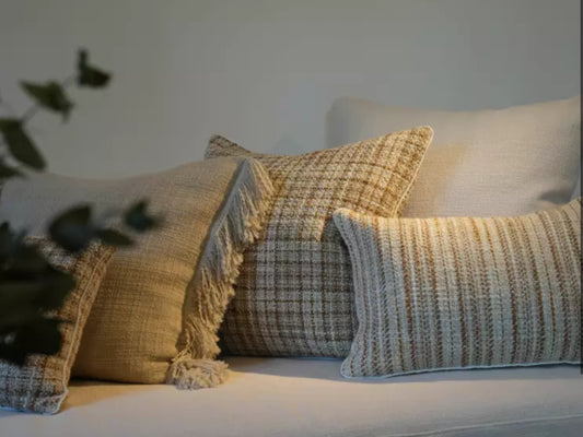 Scapa Home sierkussen ‘Zahora’ in zand met camel  en sierkussen 'Zadar' in zand