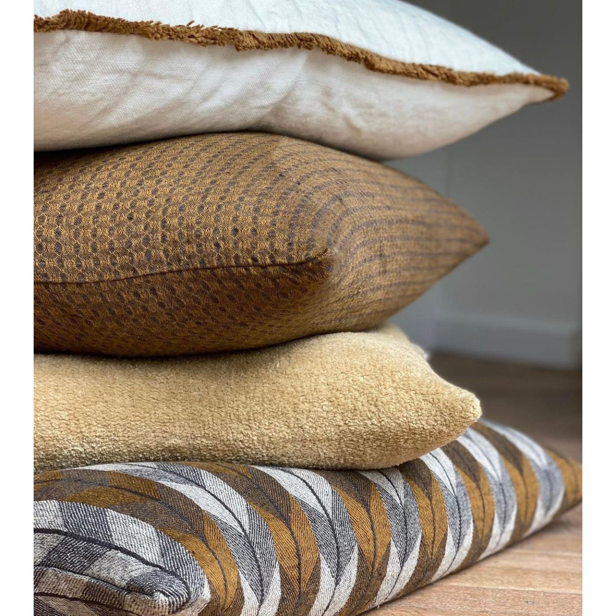 Scapa_Home_cushion_stack_arnold_carlton_como toffee Scapa_Home_cushion_stack_arnold_carlton_como toffee