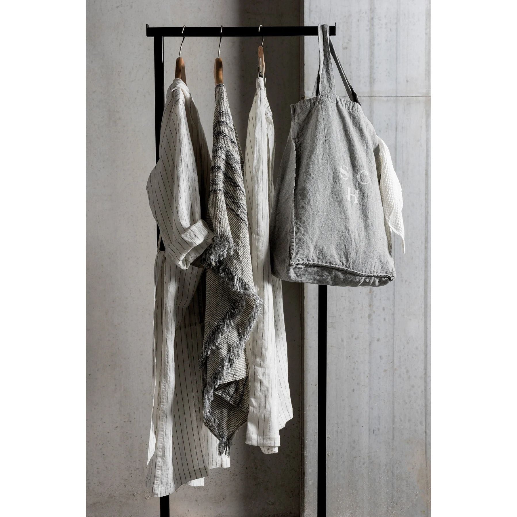 Scapa_Home_clothes_rack_powdercoated metal_black_setting