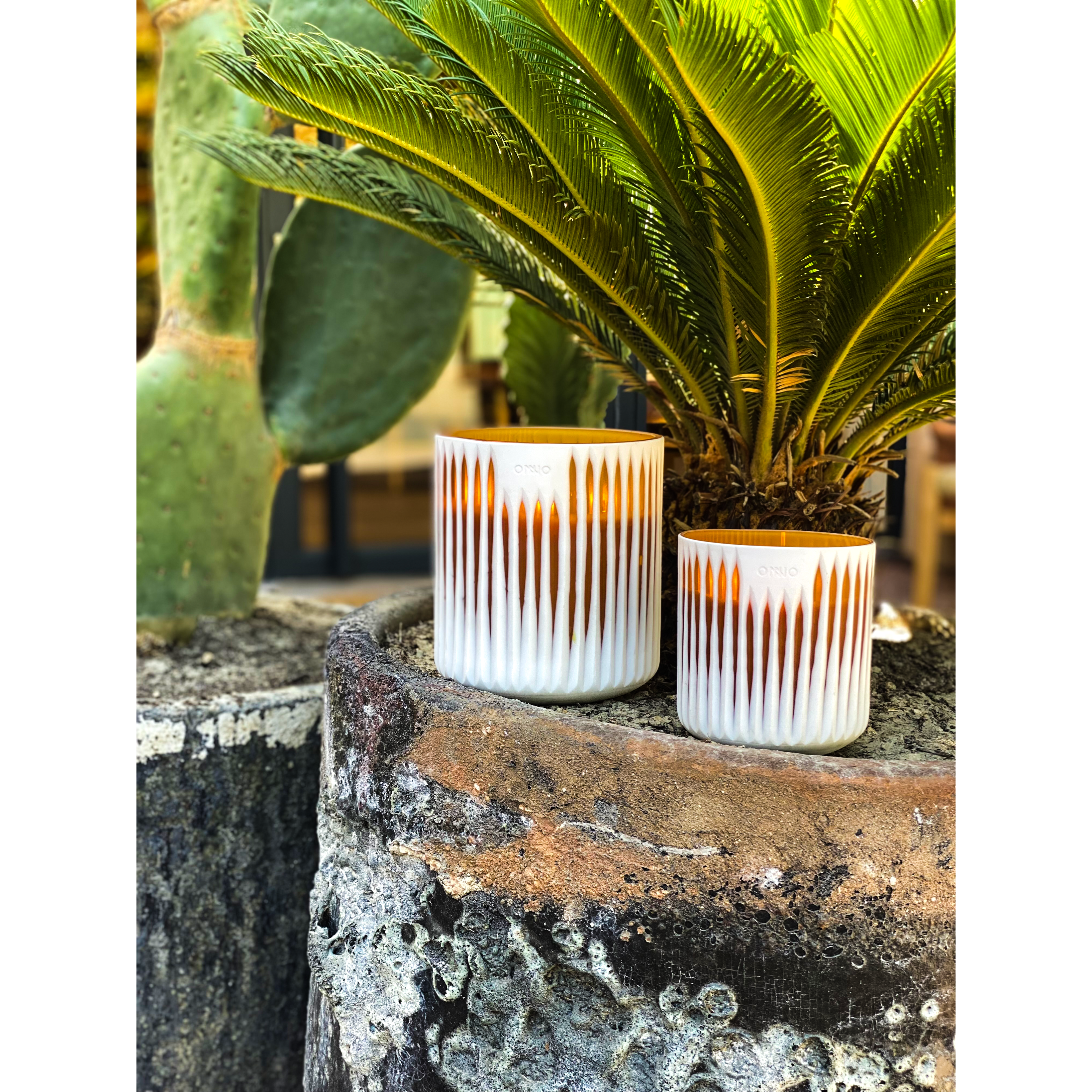 ONNO luxe geurkaarsen set Akosua Sunset brandend in zomerse tuinsetting