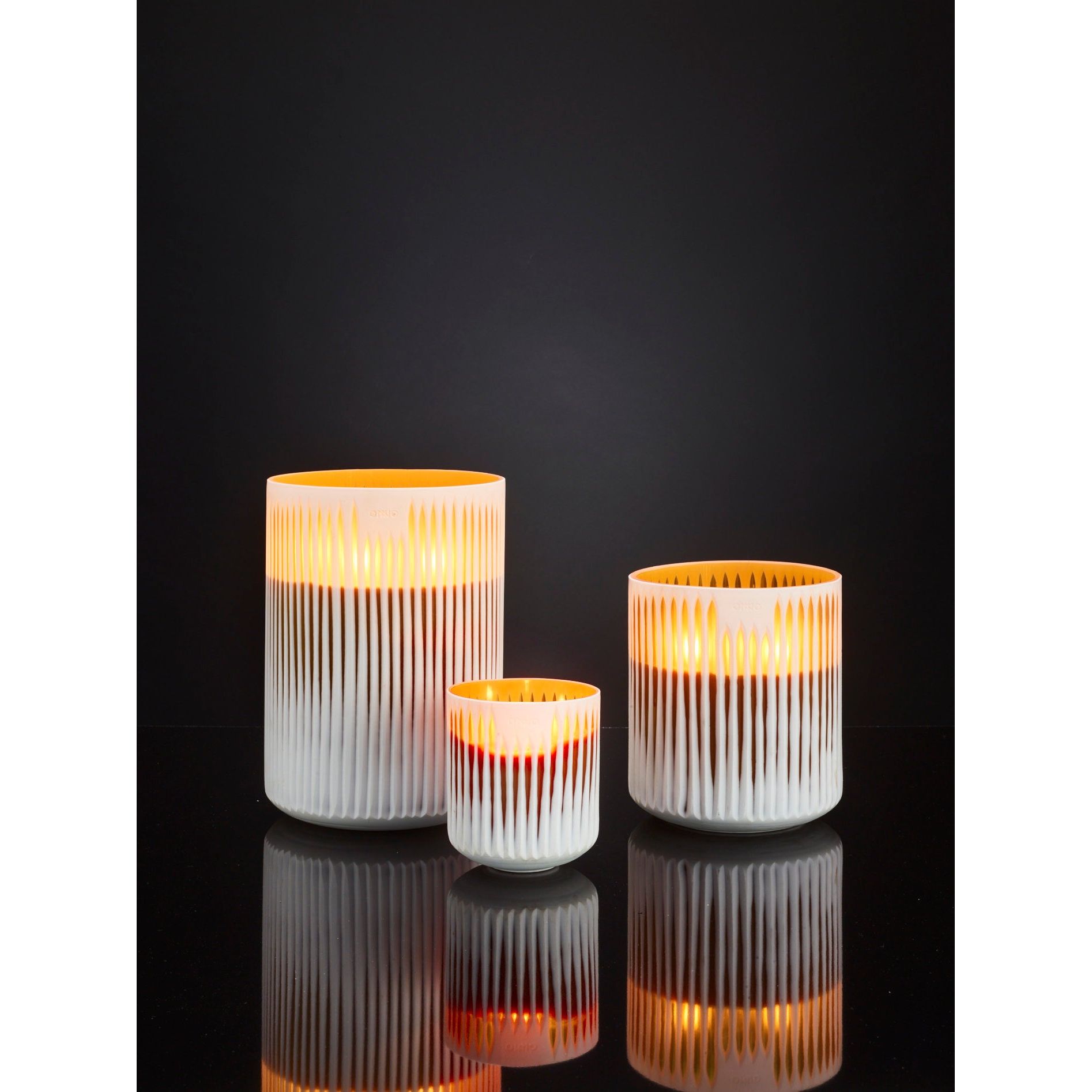 ONNO luxe geurkaarsen set Akosua Sunset brandend met zwarte achtergrond