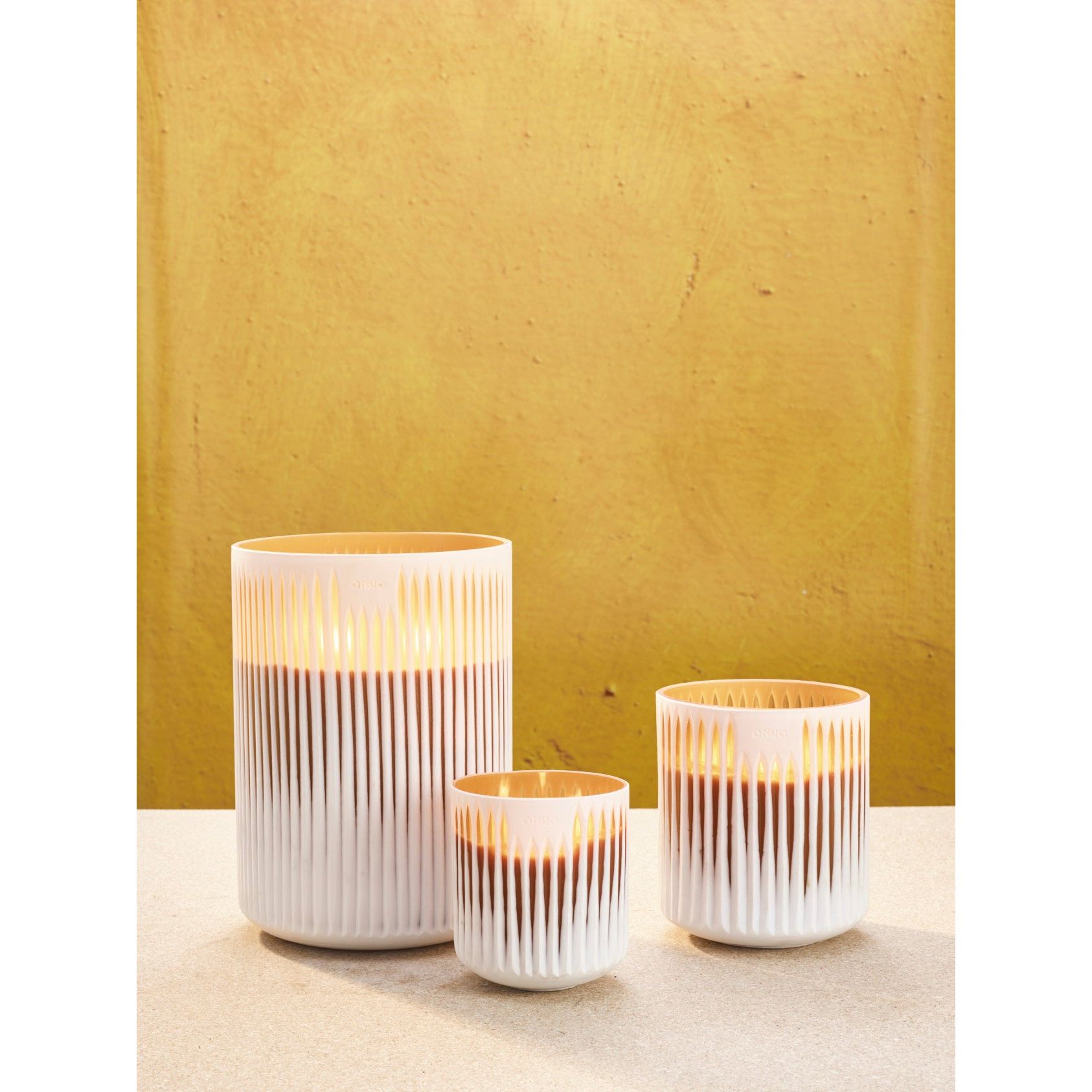 ONNO luxe geurkaarsen set Akosua Sunset brandend met okergele achtergrond
