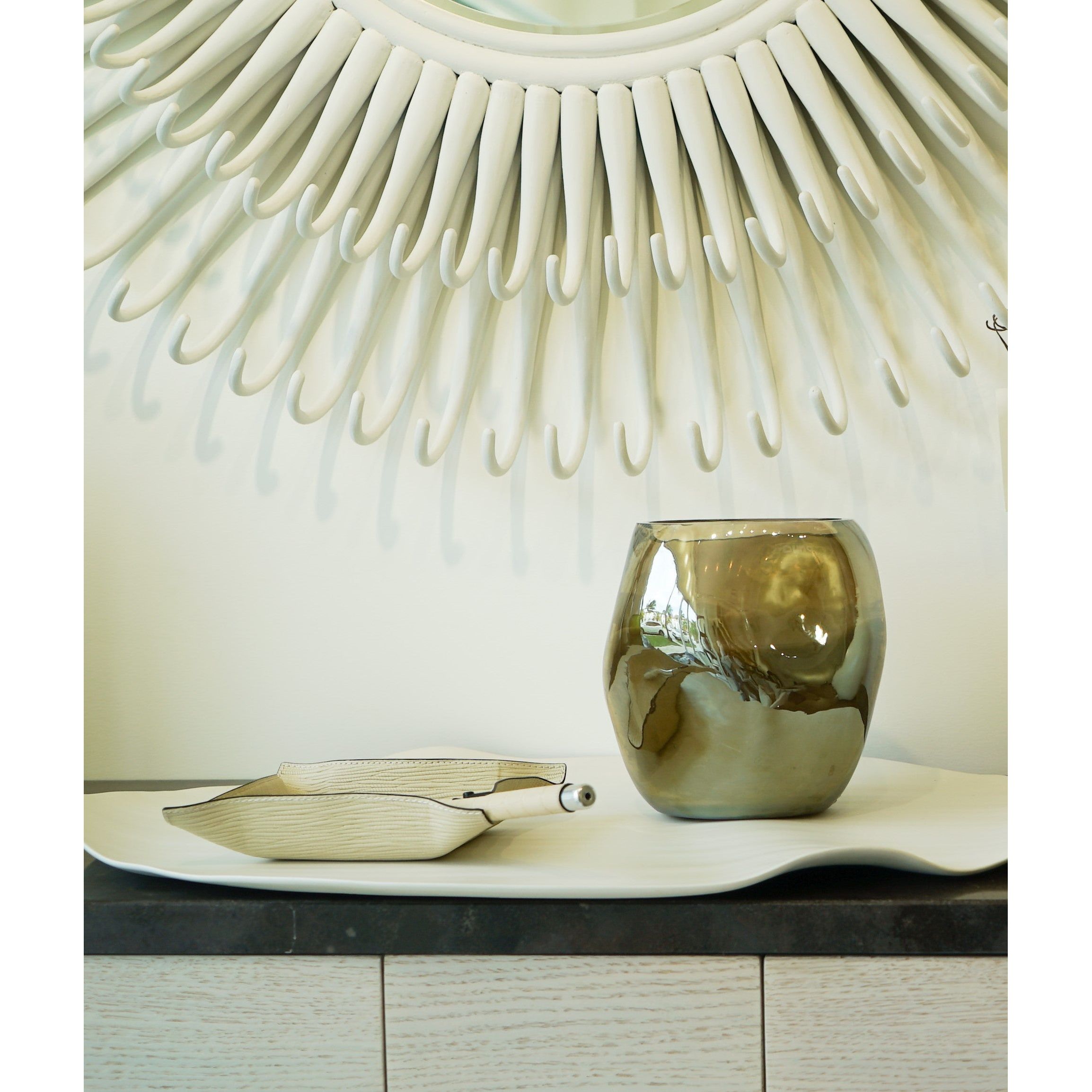 ONNO luxe geurkaars Cape Champagne Muse in sfeersetting op sidetable