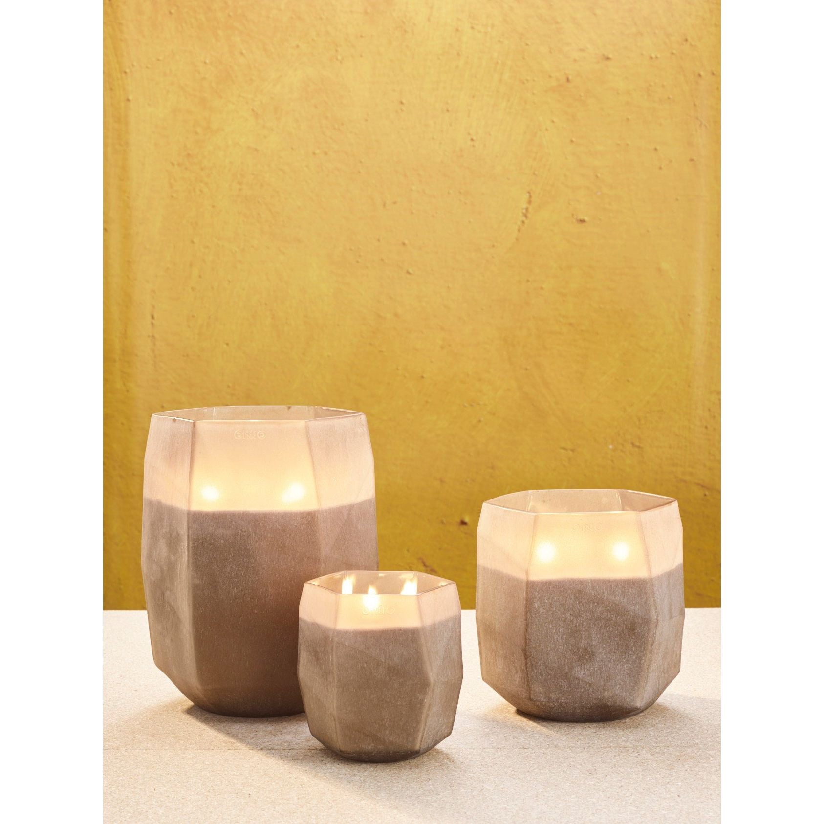 ONNO brandende luxe geurkaarsen set Terre Light_Smoked_Sage sfeersetting ONNO brandende luxe geurkaarsen set Terre Light_Smoked_Sage sfeersetting