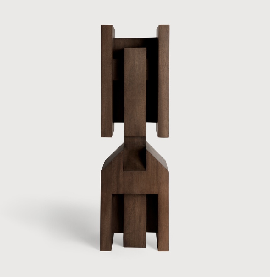 Beeld 'False Idol #6 L' - Levi Hawken - Mahonie middenbruin vooraanzicht Beeld 'False Idol #6 L' - Levi Hawken - Mahonie middenbruin vooraanzicht