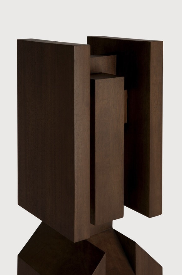 Beeld 'False Idol #6 L' - Levi Hawken - Mahonie middenbruin detail 1 Beeld 'False Idol #6 L' - Levi Hawken - Mahonie middenbruin detail 1