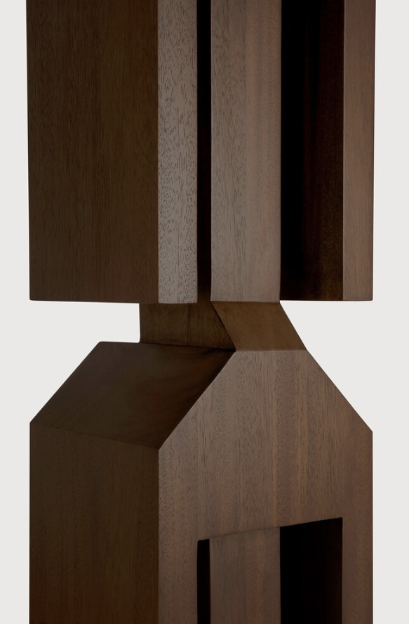 Beeld 'False Idol #6 L' - Levi Hawken - Mahonie middenbruin detail 2 Beeld 'False Idol #6 L' - Levi Hawken - Mahonie middenbruin detail 2