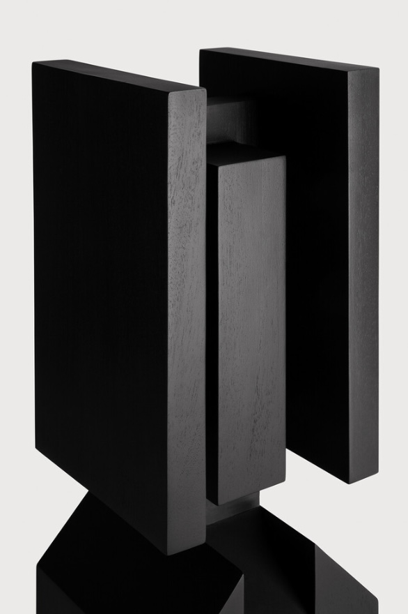 Beeld 'False Idol #6 L' - Levi Hawken - Mahonie zwart vooraanzicht detail 1 Beeld 'False Idol #6 L' - Levi Hawken - Mahonie zwart vooraanzicht detail 1