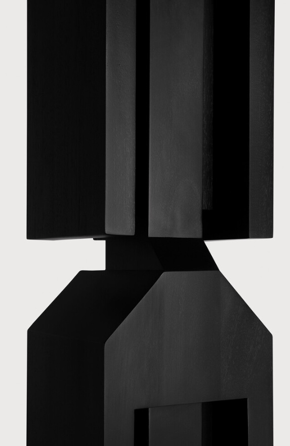 Beeld 'False Idol #6 L' - Levi Hawken - Mahonie zwart vooraanzicht detail 2 Beeld 'False Idol #6 L' - Levi Hawken - Mahonie zwart vooraanzicht detail 2