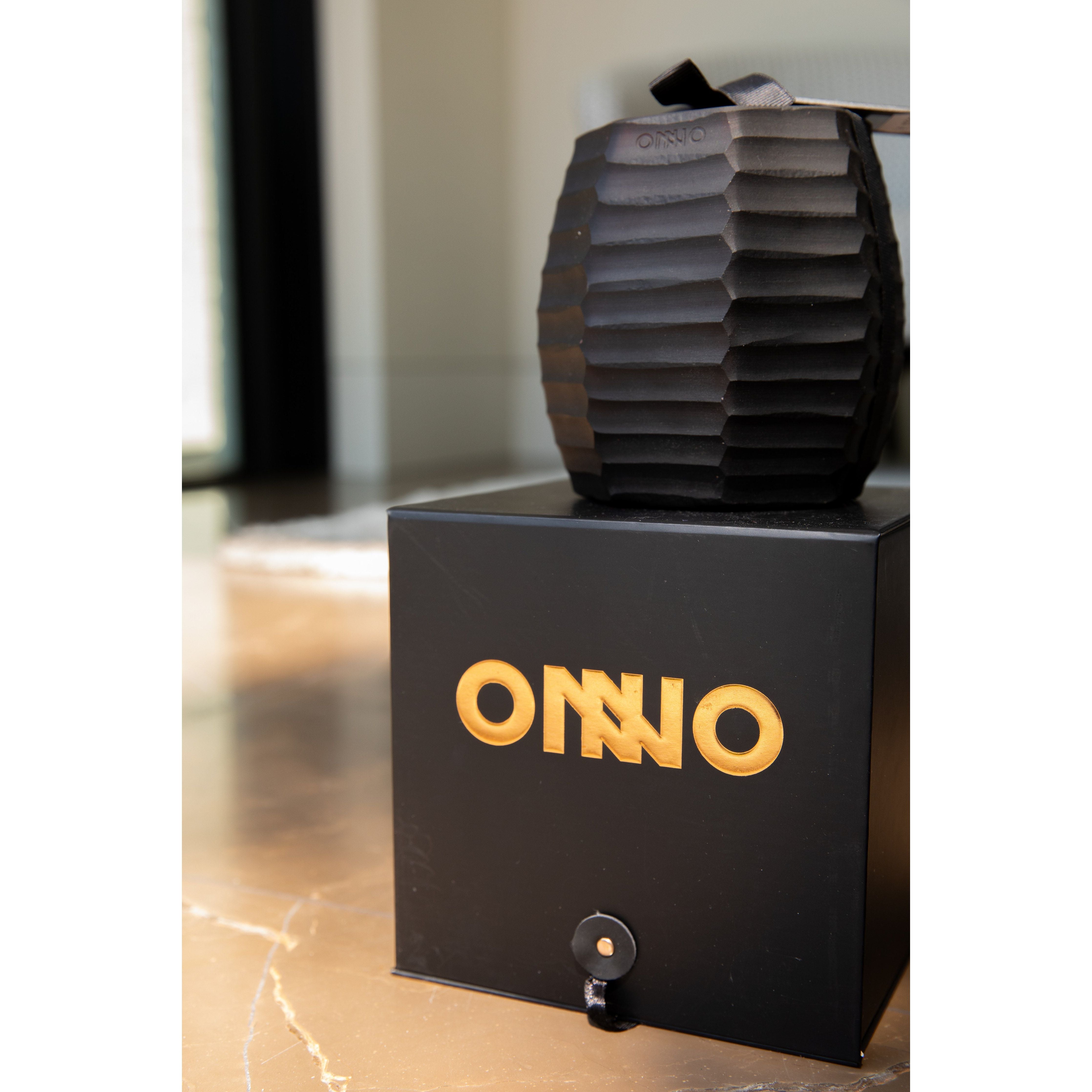 ONNO luxe geurkaars Cubo staat op luxe geschenkverpakking