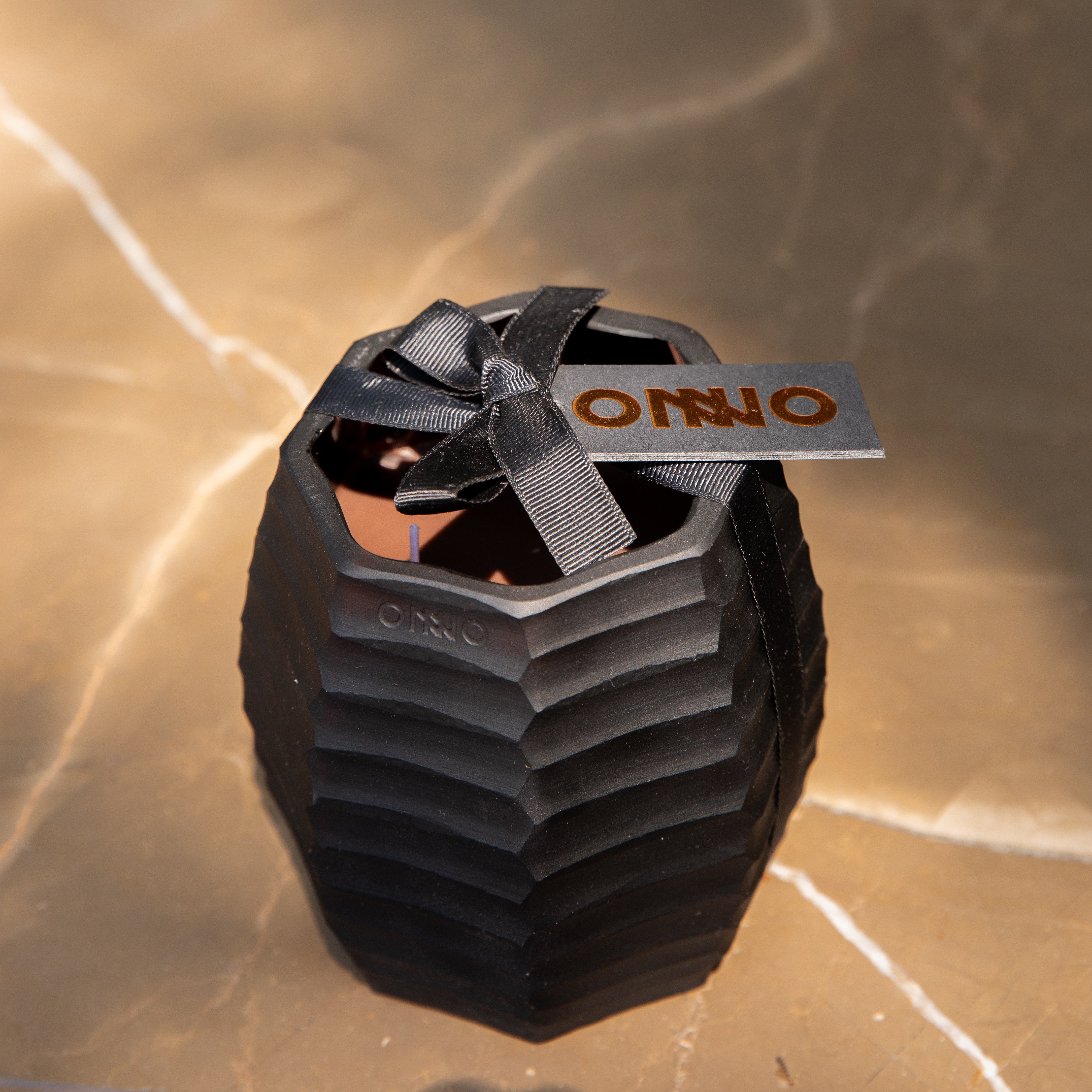 ONNO luxe geurkaars Cubo_Zanzibar met label