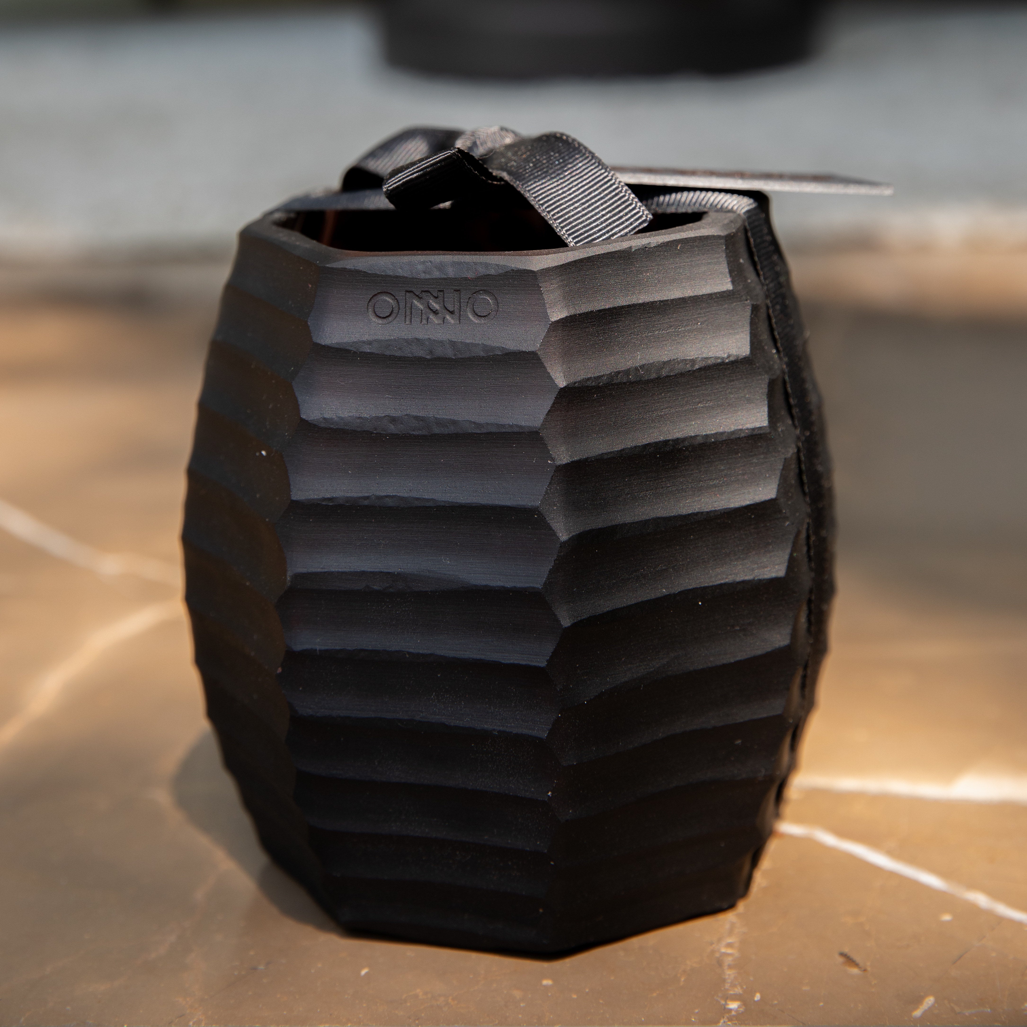 ONNO luxe geurkaars Cubo Zanzibar met label