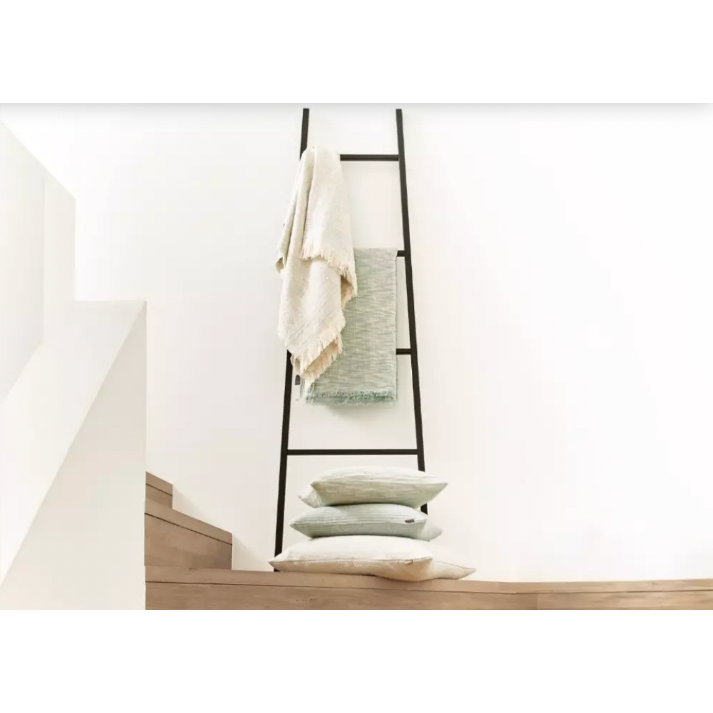 Scapa_Home_towel rack black powdercoated metal _LADDER-with towels Scapa_Home_towel rack black powdercoated metal _LADDER-with towels