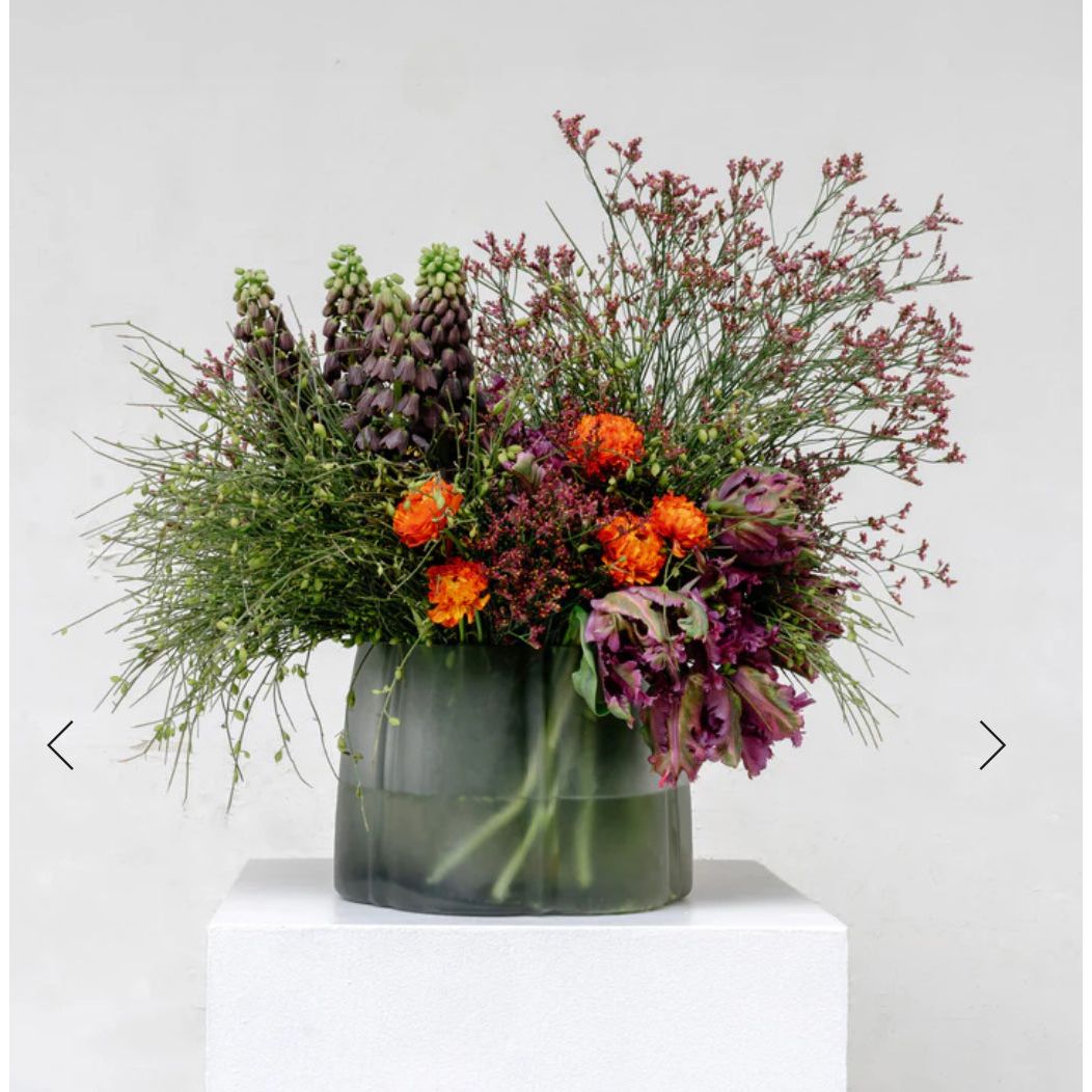 Serax by Piet Boon lage brede glazen vaas 'Shape' in lichtgrijs met bloemen