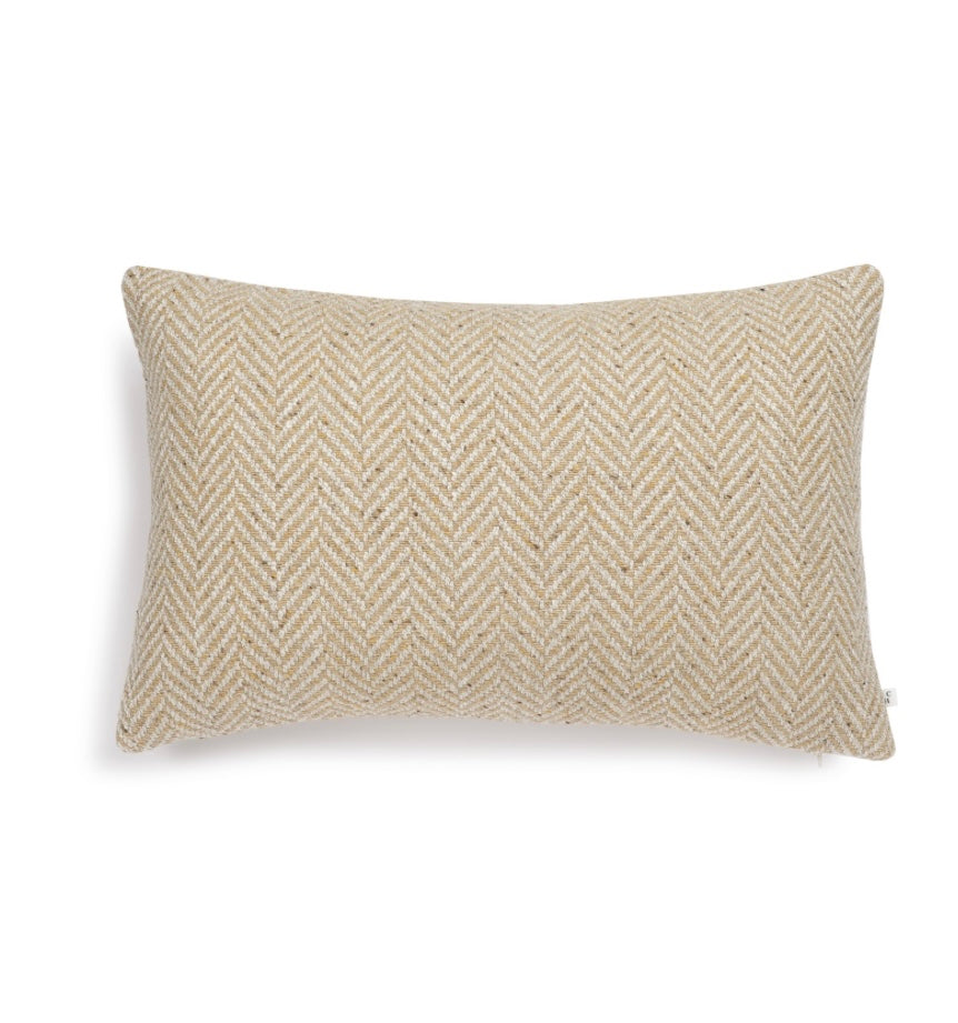 Scapa Home langwerpig sierkussen ‘Alton' met visgraat patroon in camel Scapa Home langwerpig sierkussen ‘Alton' met visgraat patroon in camel
