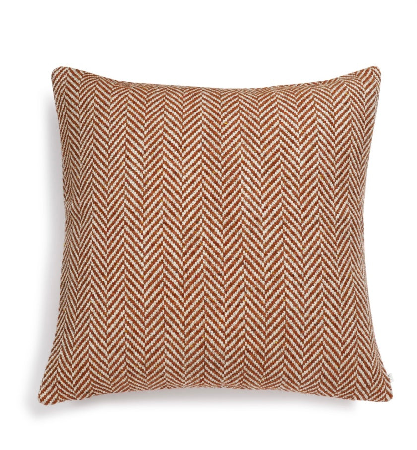 Scapa Home vierkant sierkussen ‘Alton' met visgraat patroon in amber Scapa Home square decorative cushion 'Alton' with herringbone pattern in amber