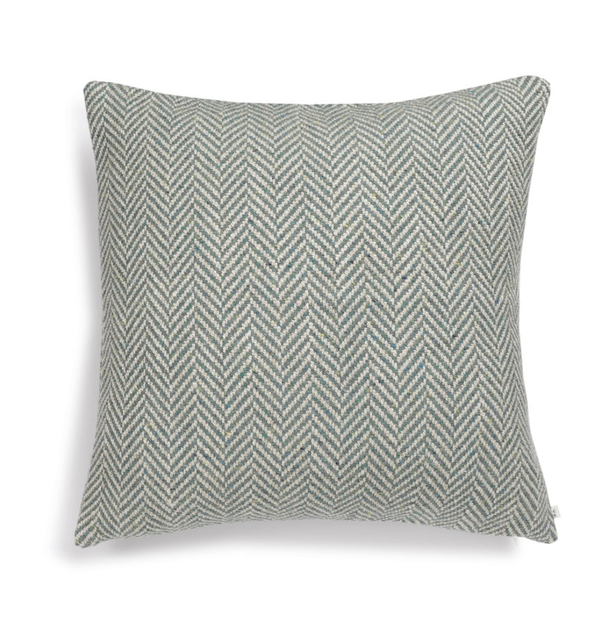 Scapa Home vierkant sierkussen ‘Alton' met visgraat patroon in blauw groen Scapa Home vierkant sierkussen ‘Alton' met visgraat patroon in blauw groen