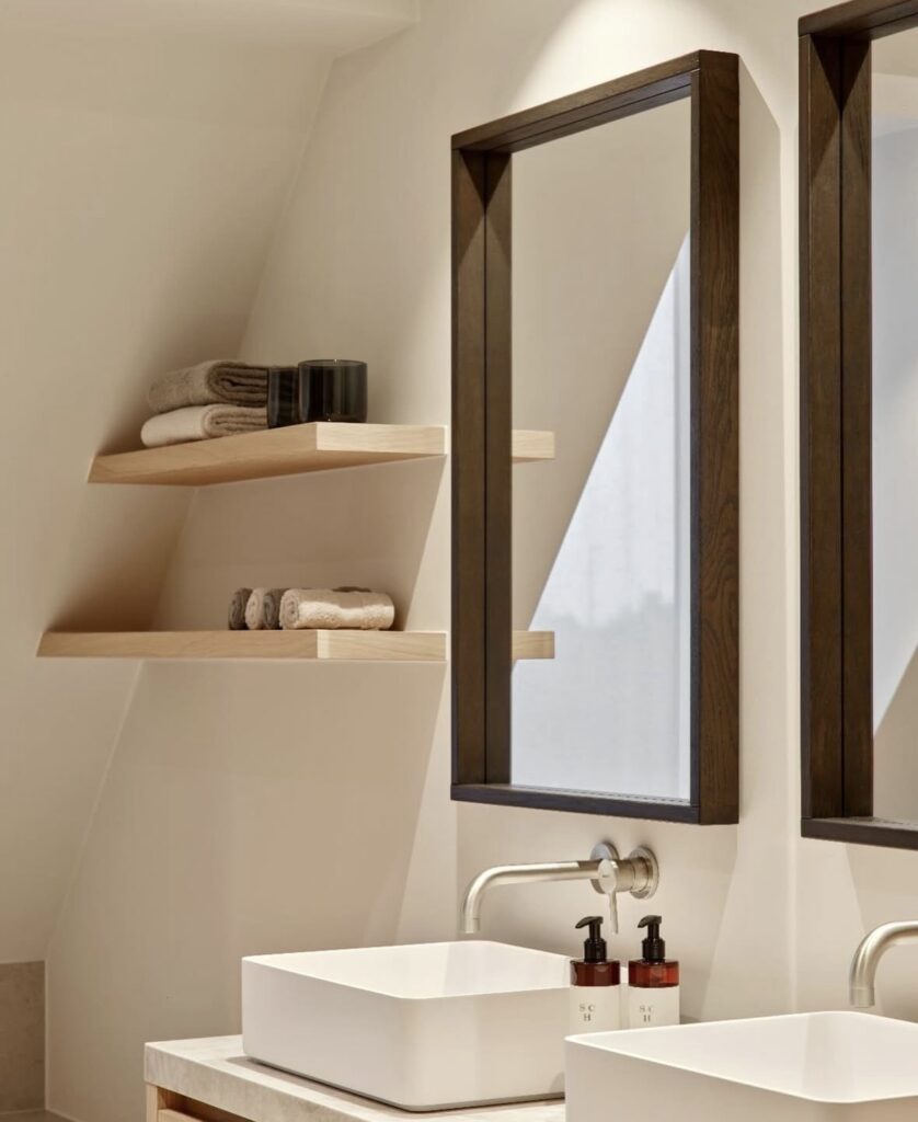 Scapa Home spiegel Mira in donkerbruin eiken in badkamer setting