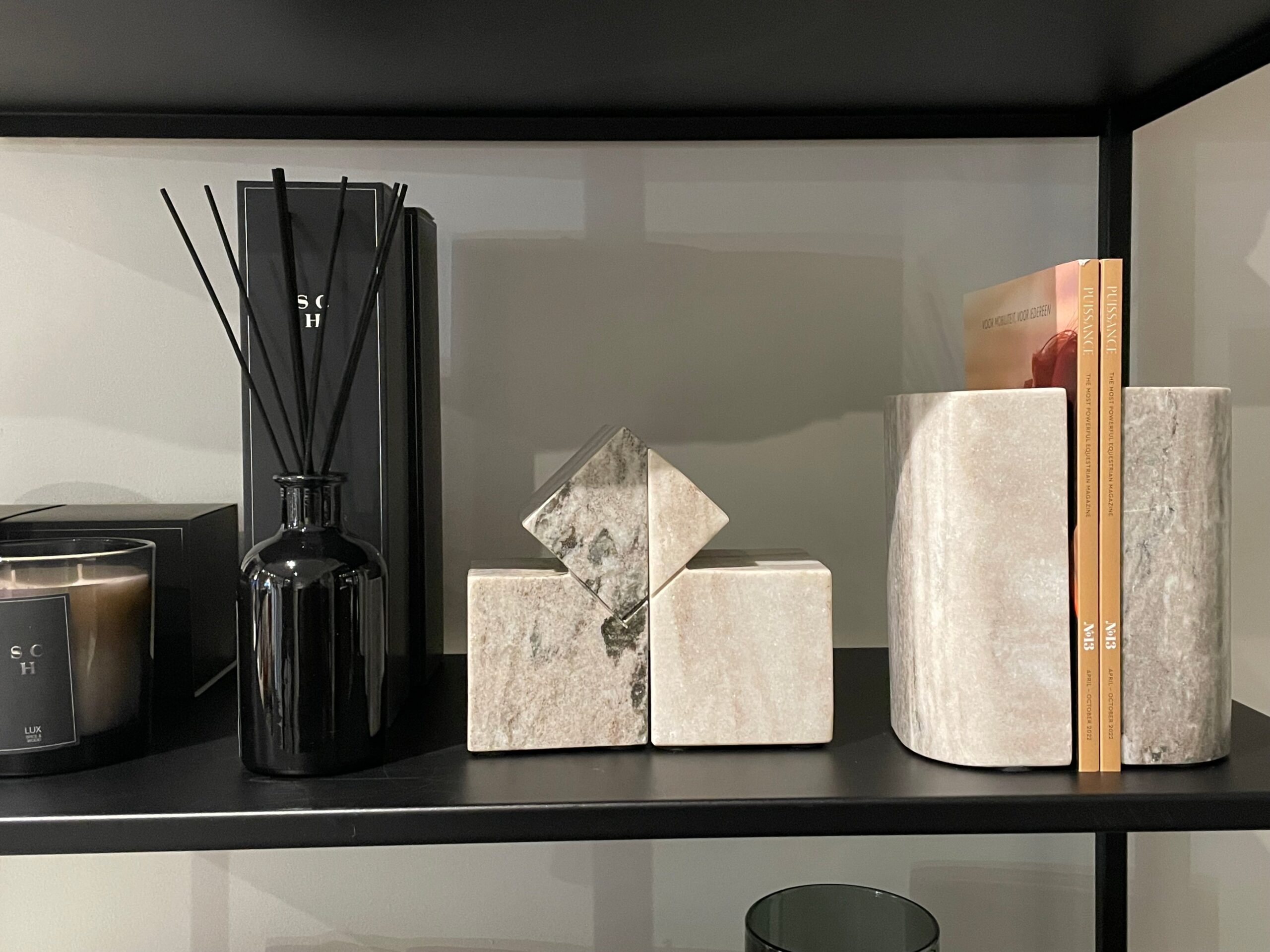 Scapa Home Boekensteunen ‘Blom’ in taupe marmer sfeer foto Scapa Home bookends 'Blom' in taupe marble ambience photo