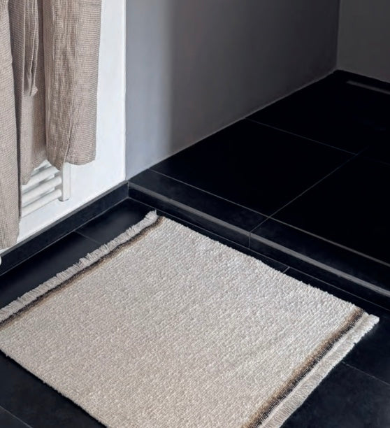 Scapa Home badmat â€˜Porecâ€™ in zand met bruin bathroom setting