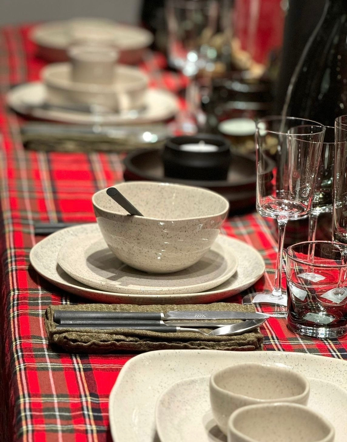 Scapa Home gedekte tafel met tafellaken 'Tartan' in Royal Stewart rood