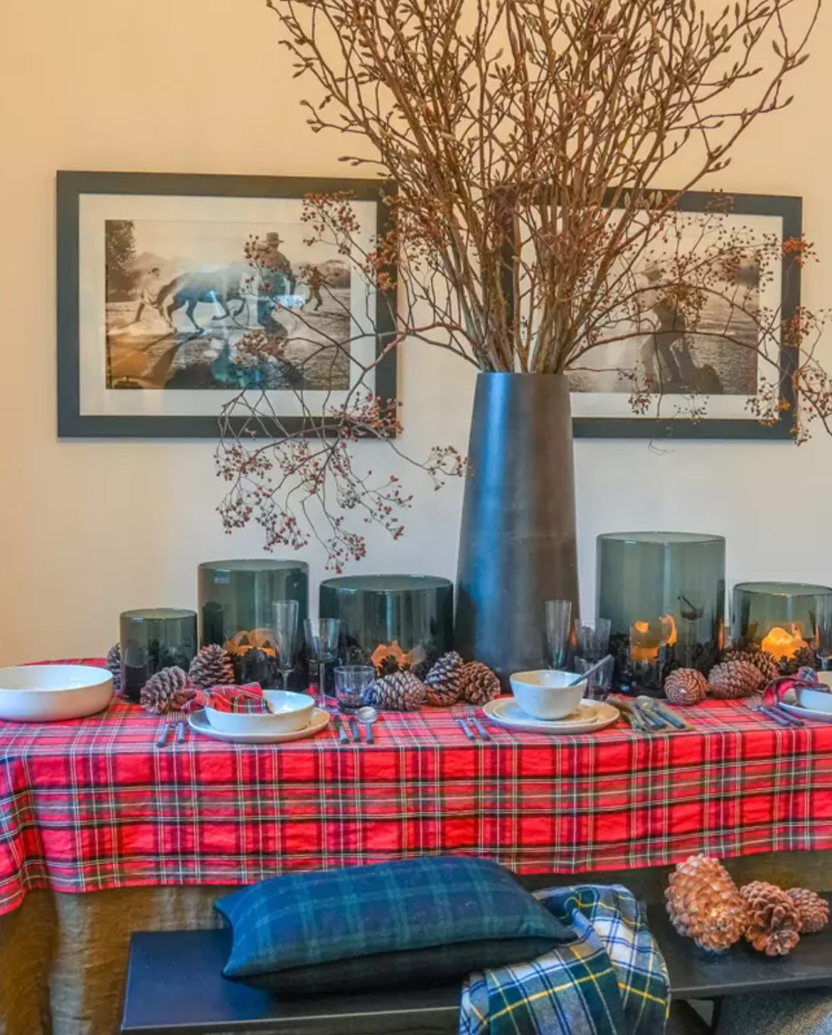 Scapa Home kersttafel met tartan kussens en tafellaken sfeer